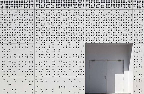 Non-standard Round Holes are Well Interpreted in Exterior Wall Decoration